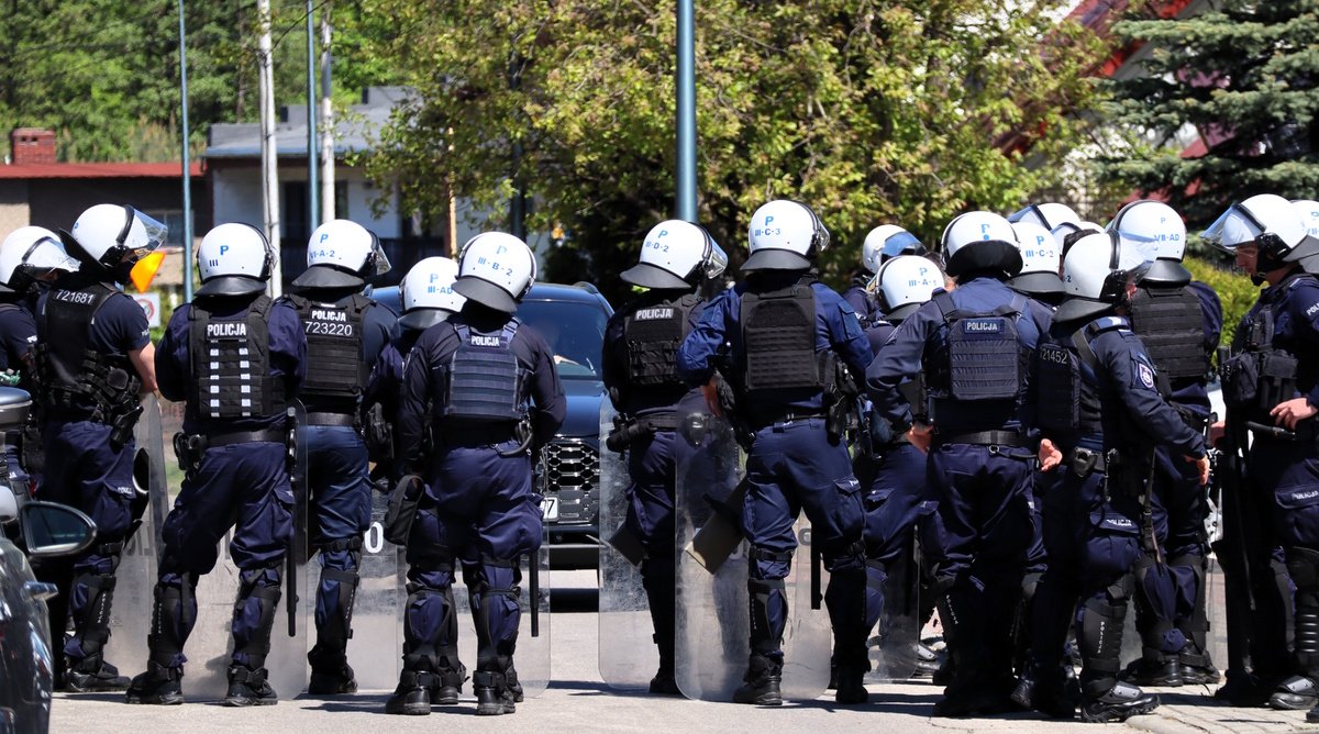 350 policjantów pilnowało porządku podczas meczu w Tychach. Do tego psy, patrole konne i dron