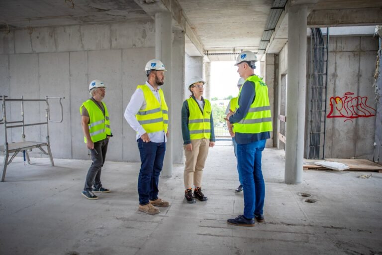 Prezydent Tychów, Maciej Gramatyka na budowie Hubu Zielonej Gospodarki / fot. UM Tychy