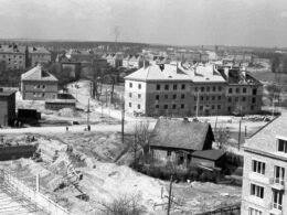 fot. plac budowy Kina Andromeda na osiedlu B, wokół dawna i nowa zabudowa, Tychy, ok. 1960 r. fot. Zygmunt Kubski, ze zbiorów Muzeum Miejskiego w Tychach