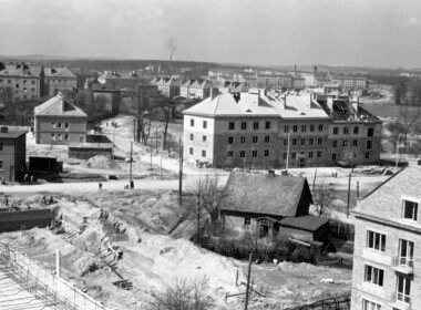 fot. plac budowy Kina Andromeda na osiedlu B, wokół dawna i nowa zabudowa, Tychy, ok. 1960 r. fot. Zygmunt Kubski, ze zbiorów Muzeum Miejskiego w Tychach