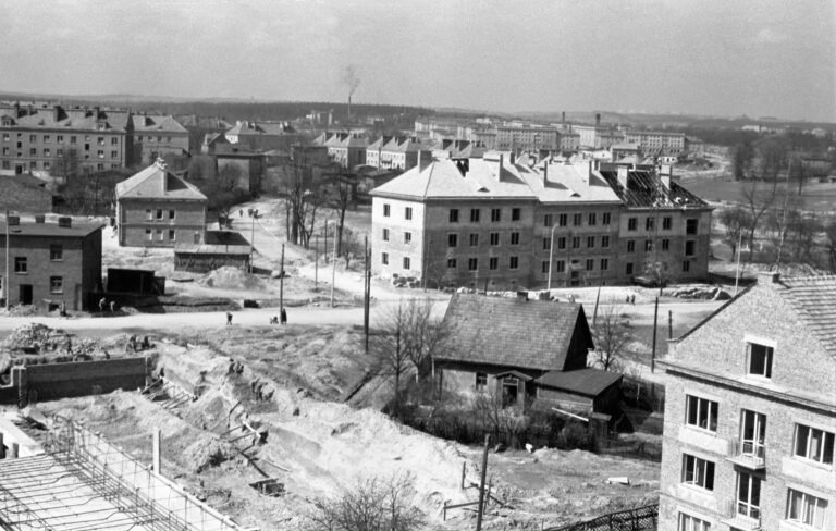 fot. plac budowy Kina Andromeda na osiedlu B, wokół dawna i nowa zabudowa, Tychy, ok. 1960 r. fot. Zygmunt Kubski, ze zbiorów Muzeum Miejskiego w Tychach
