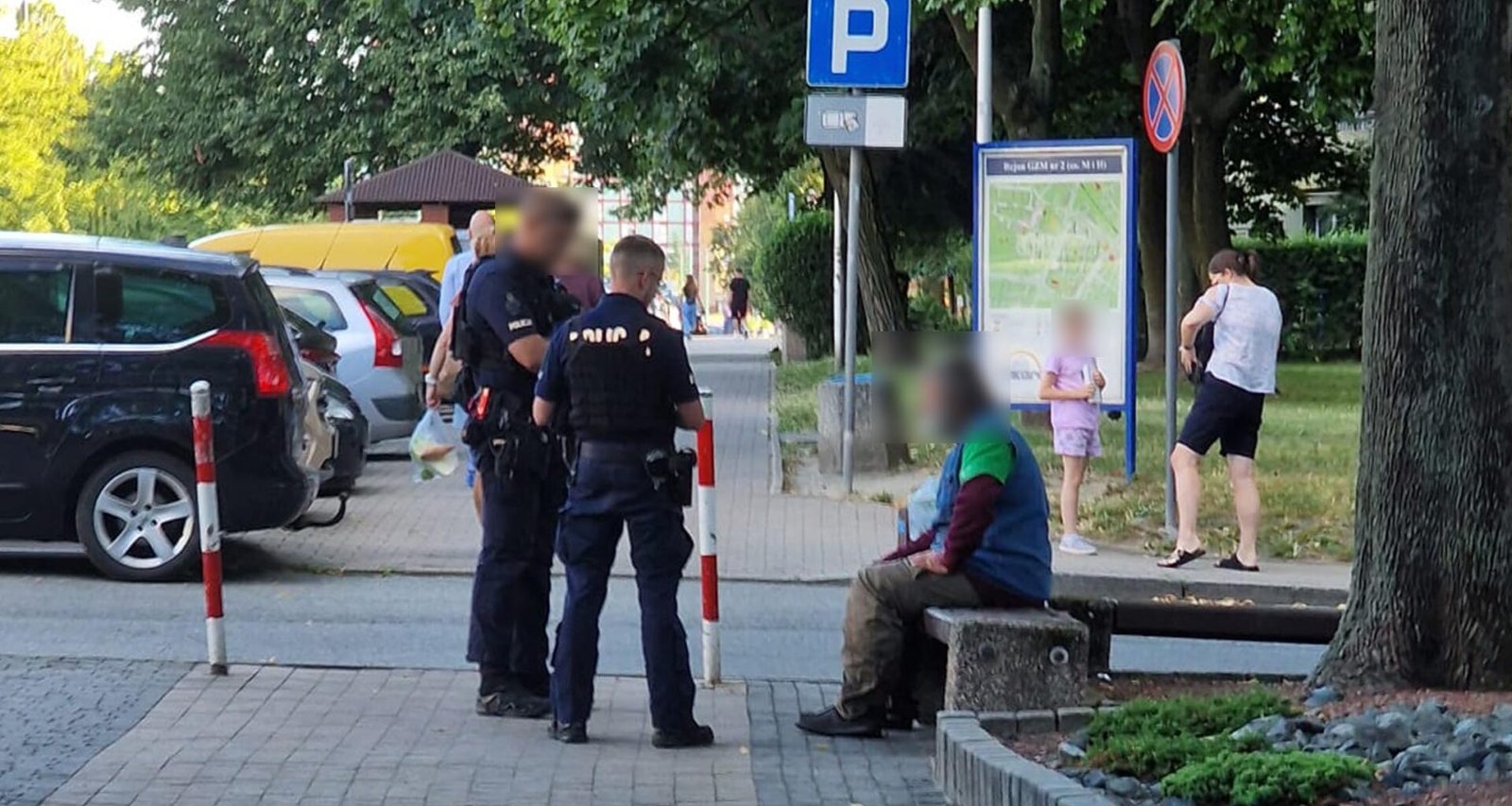 Interwencja służb wobec bezdomnego na ulicy Dmowskiego / fot. Tychy24.net