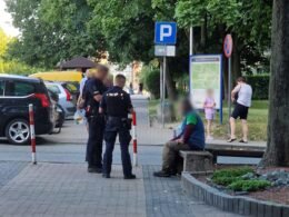 Interwencja służb wobec bezdomnego na ulicy Dmowskiego / fot. Tychy24.net