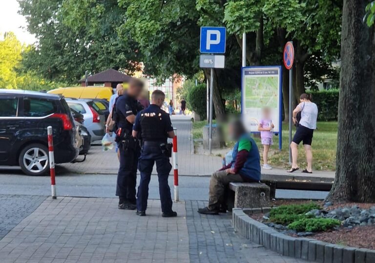 Interwencja służb wobec bezdomnego na ulicy Dmowskiego / fot. Tychy24.net
