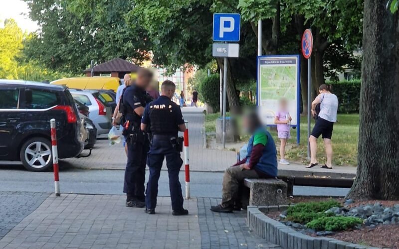 Interwencja służb wobec bezdomnego na ulicy Dmowskiego / fot. Tychy24.net
