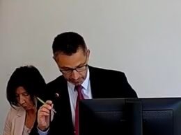 Sławomir Mrugała, skarbnik miasta Tychy na sesji Rady Miasta Tychy / fot. print screen