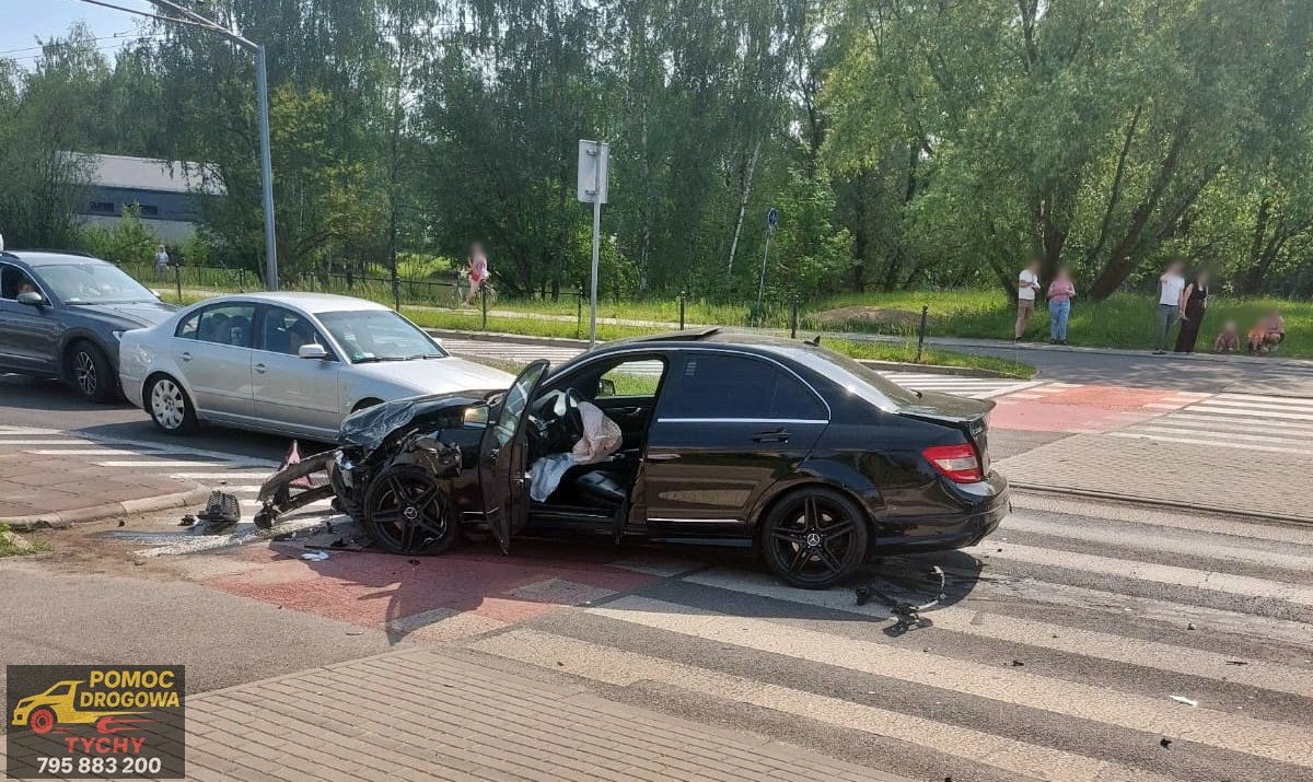 Uszkodzony mercedes / fot. 112Tychy.pl 