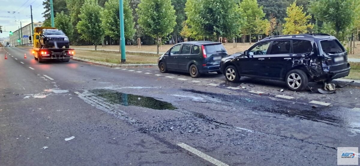 Dachowanie Jeepa na ulicy Edukacji / fot. 112Tychy.pl