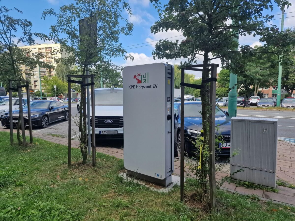 Stacja ładowania pojazdów na ulicy Dmowskiego / fot. Tychy24.net