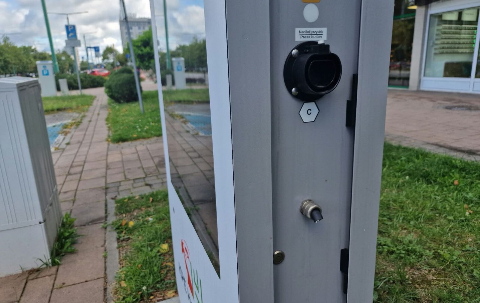 Stacja ładowania pojazdów na ulicy Dmowskiego / fot. Tychy24.net