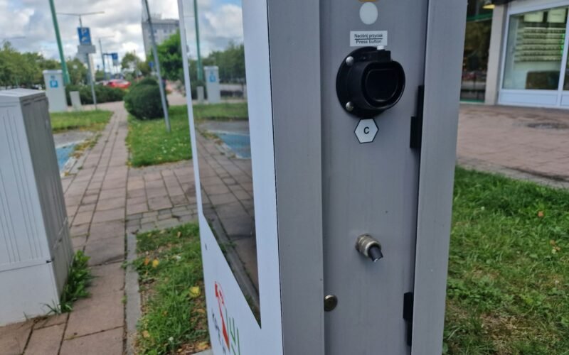Stacja ładowania pojazdów na ulicy Dmowskiego / fot. Tychy24.net