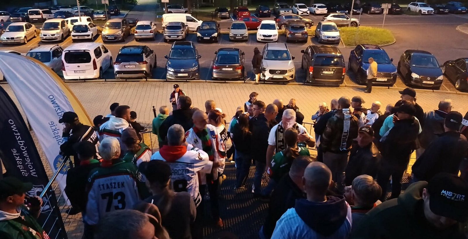 Kibice na schodach zablokowani barierkami na Stadionie Zimowym / fot. użytkownik Tychy24.net