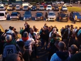 Kibice na schodach zablokowani barierkami na Stadionie Zimowym / fot. użytkownik Tychy24.net