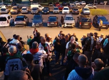 Kibice na schodach zablokowani barierkami na Stadionie Zimowym / fot. użytkownik Tychy24.net