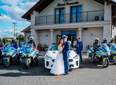 Wzięli ślub w Tychach z asystą honorową / fot. Policja