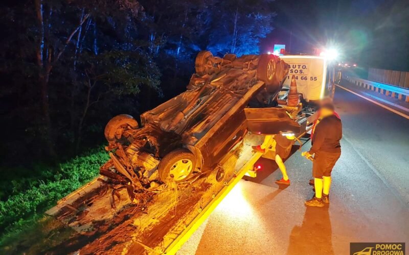 Samochód dachował na DK86 / fot. 112Tychy
