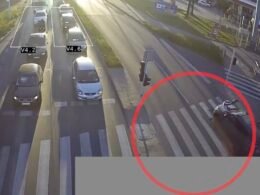 Hulajnogą elektryczną wjechał w samochód. / fot. Tychy na Drodze