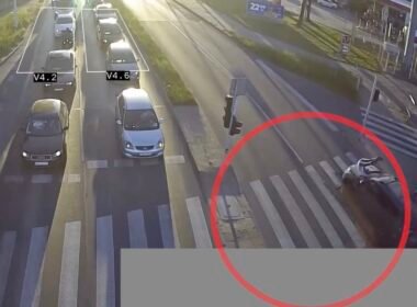 Hulajnogą elektryczną wjechał w samochód. / fot. Tychy na Drodze