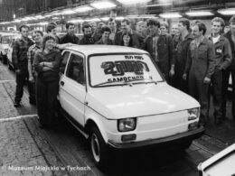 fot. Dwumilionowy Fiat 126p, fot. Zygmunt Wieczorek, 1985, ze zbiorów Muzeum Miejskiego w Tychach
