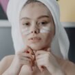 Kobieta z kosmetykami Ziaja / fot. mat. pras.