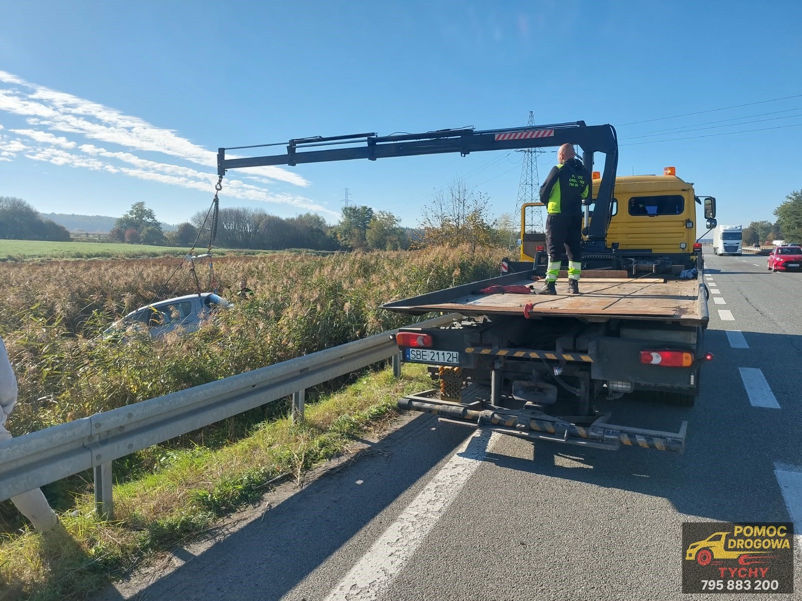 Wyciągnie pojazdu z pola / fot. 112Tychy.pl