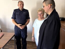 Mieszkaniec Tychów przyszedł na komendę podziękować policjantom / fot. Policja