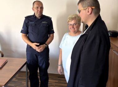 Mieszkaniec Tychów przyszedł na komendę podziękować policjantom / fot. Policja