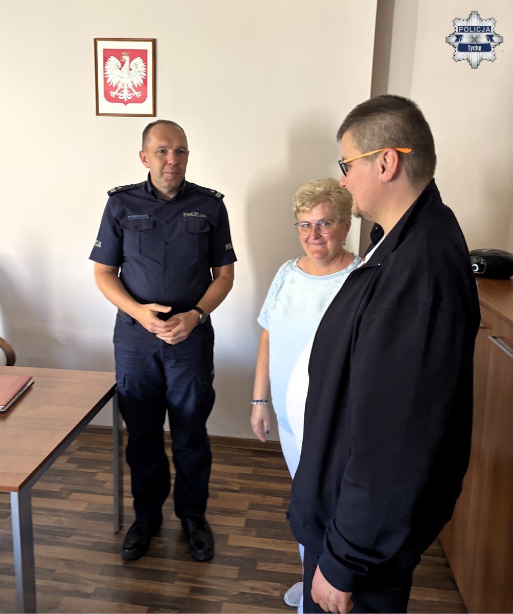 Mieszkaniec Tychów przyszedł na komendę podziękować policjantom / fot. Policja