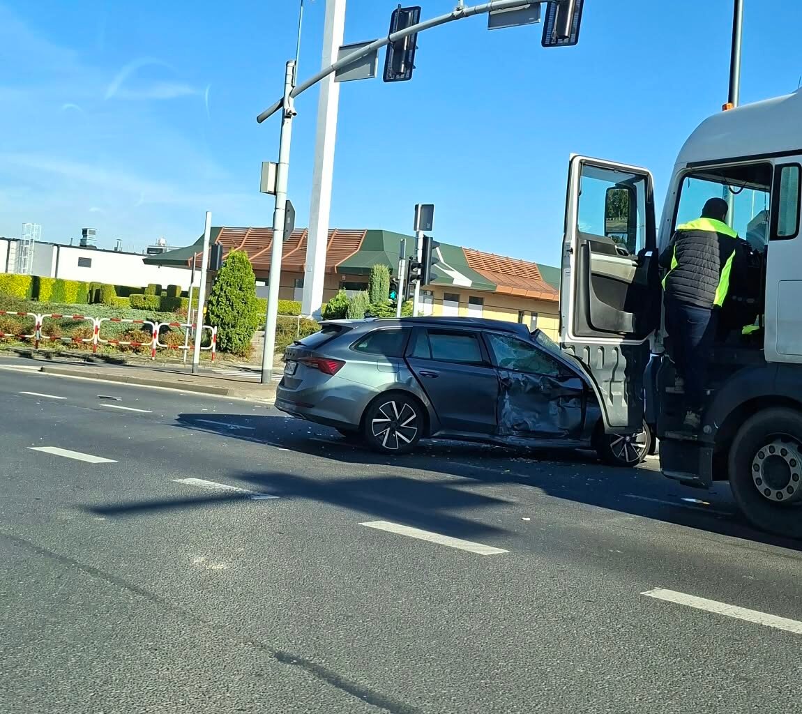 Kolizja na skrzyżowaniu / fot. użytkownik Tychy24.net