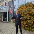 Mateusz Śmiglewski przed Urzędem Miasta Tychy / fot. Tychy24.net