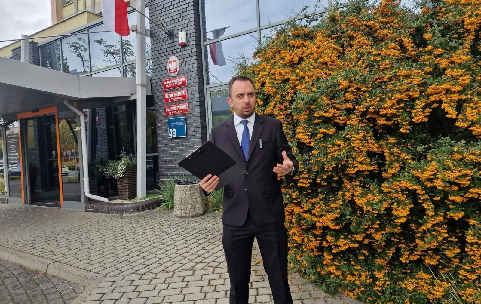 Mateusz Śmiglewski przed Urzędem Miasta Tychy / fot. Tychy24.net