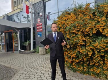 Mateusz Śmiglewski przed Urzędem Miasta Tychy / fot. Tychy24.net