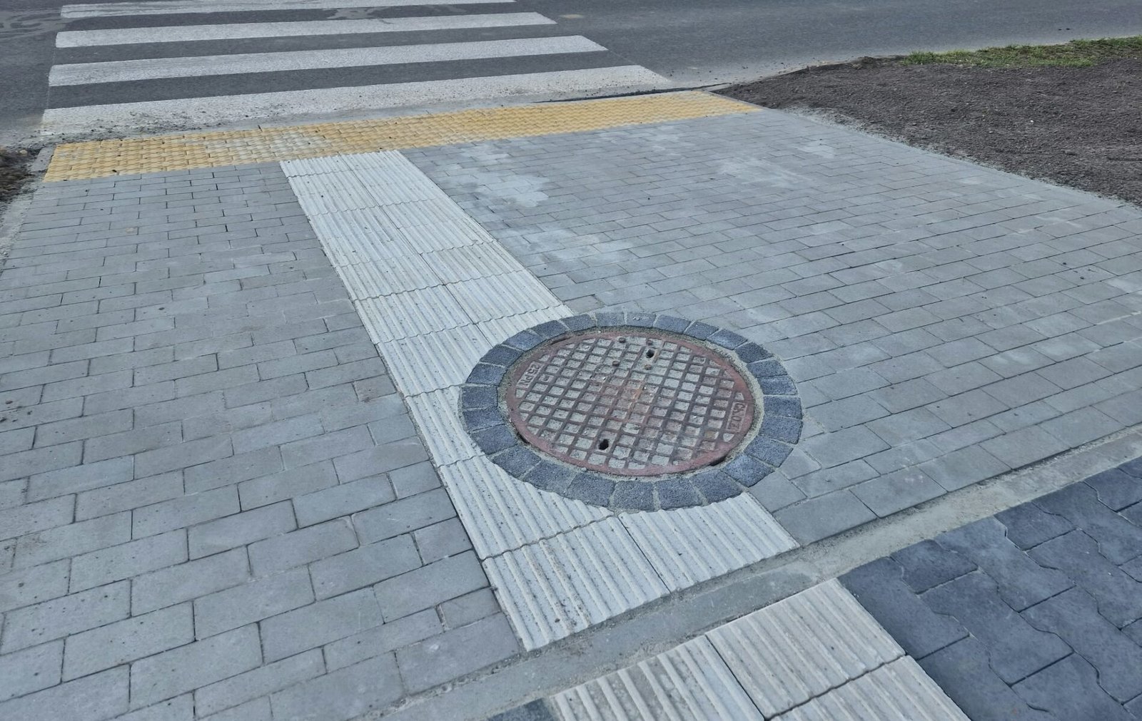 Prowadnica prowadząca przez studzienkę kanalizacyjną / fot. Tychy24.net