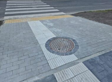 Prowadnica prowadząca przez studzienkę kanalizacyjną / fot. Tychy24.net