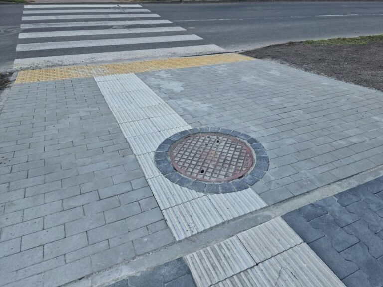 Prowadnica prowadząca przez studzienkę kanalizacyjną / fot. Tychy24.net