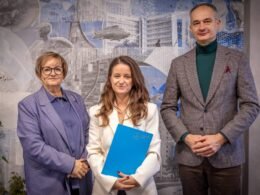 Róża Jaros odbierające nominację z rąk prezydenta Tychów, Macieja Gramatyki i wiceprezydent Hanny Skoczylas / fot. UM Tychy