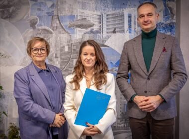 Róża Jaros odbierające nominację z rąk prezydenta Tychów, Macieja Gramatyki i wiceprezydent Hanny Skoczylas / fot. UM Tychy