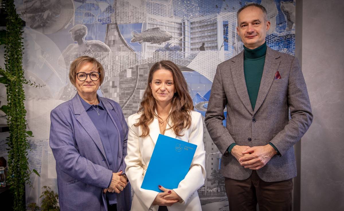Róża Jaros odbierające nominację z rąk prezydenta Tychów, Macieja Gramatyki i wiceprezydent Hanny Skoczylas / fot. UM Tychy